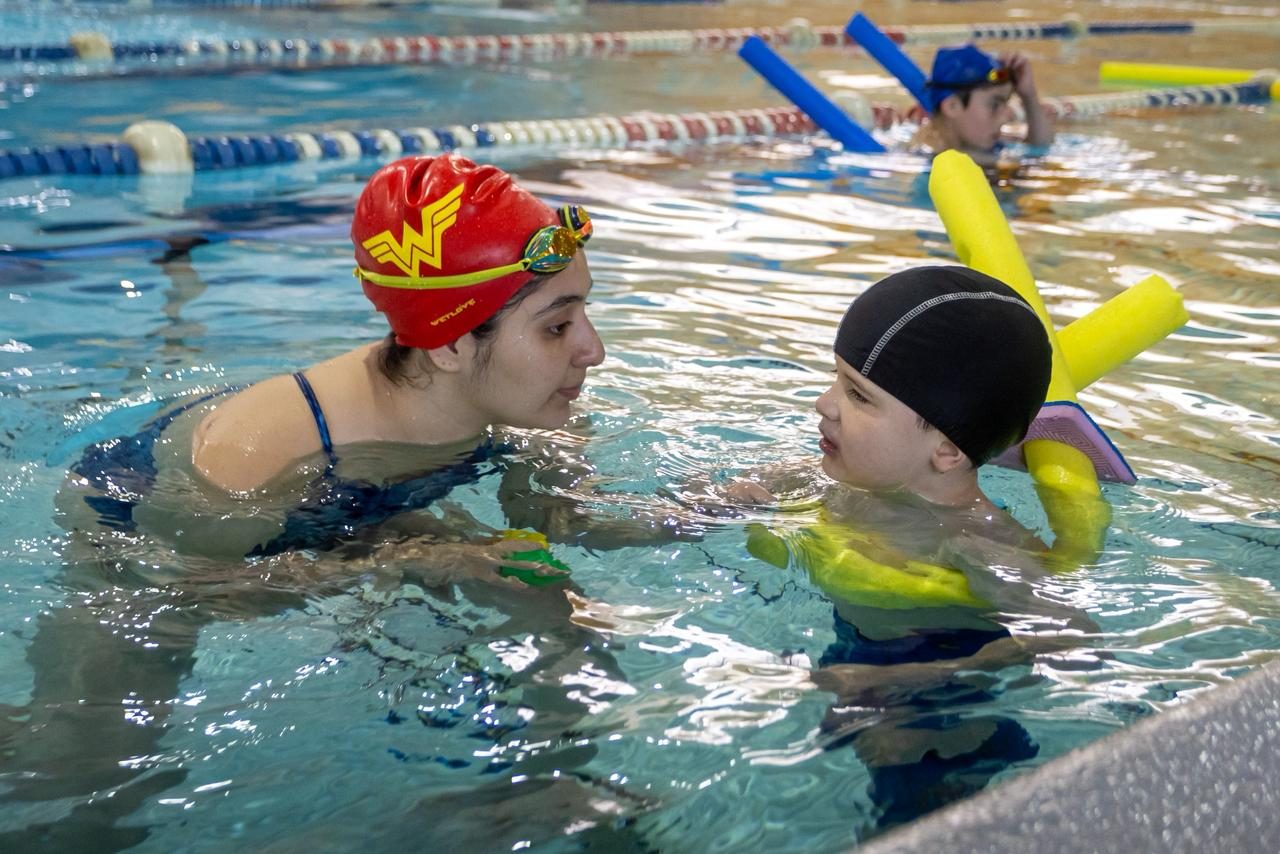 Instructora enseñando de forma personalizada dentro del agua